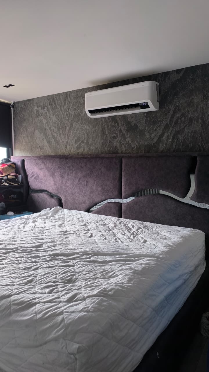 Aire acondicionado residencial instalado en una habitación