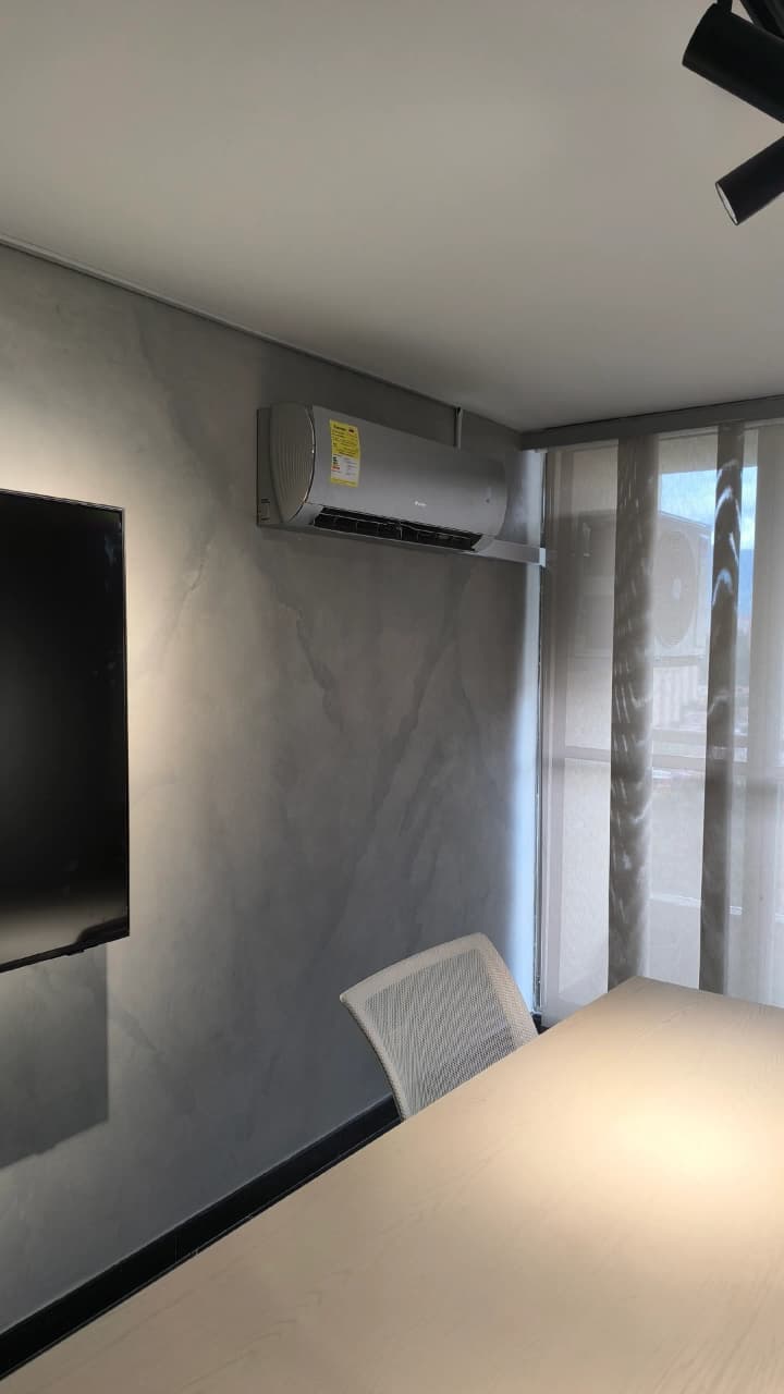 Instalación de aire acondicionado en oficina realizada por Family Comfort
