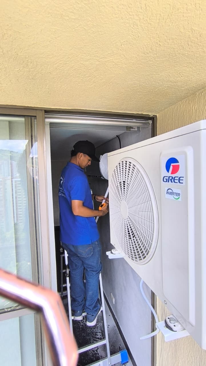 Instalación profesional de unidad exterior de aire acondicionado Gree