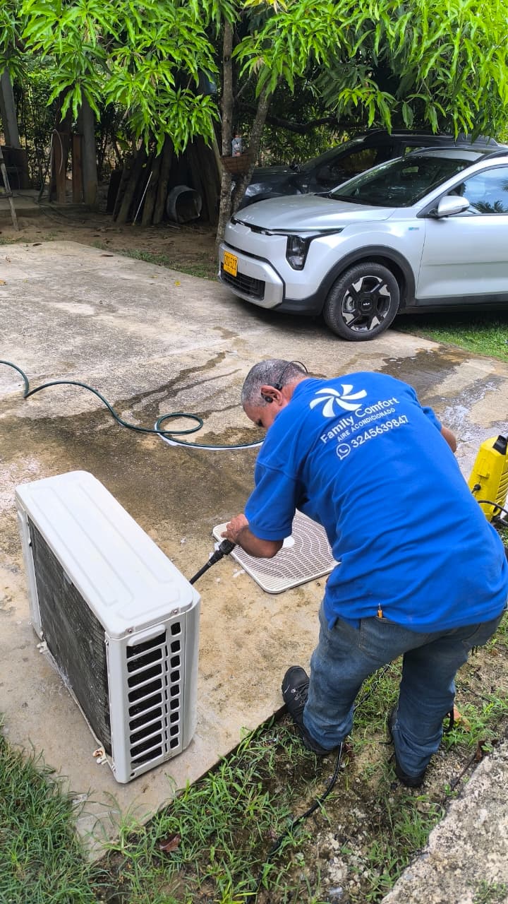 Mantenimiento y limpieza de aire acondicionado realizado por Family Comfort