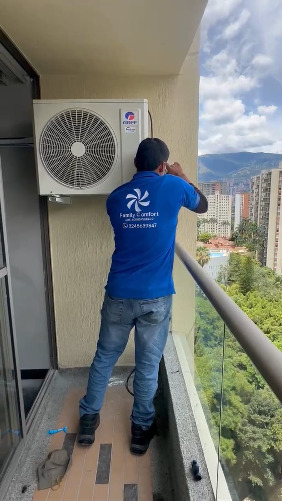 Técnico de Family Comfort instalando aire acondicionado Gree en Medellín