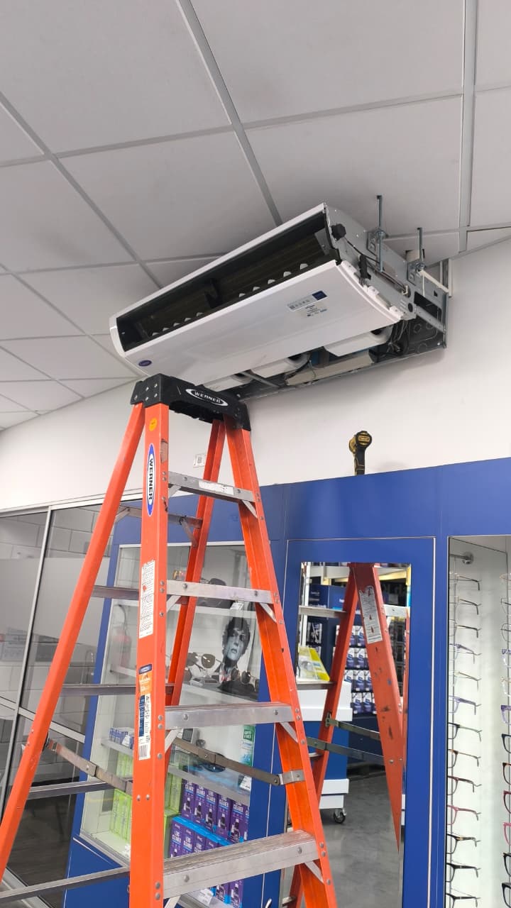 Instalación de aire acondicionado comercial realizada por Family Comfort
